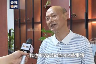 球迷惊讶莱诺被撞眼后继续比赛：右眼都成熊猫眼了，应立即去医院